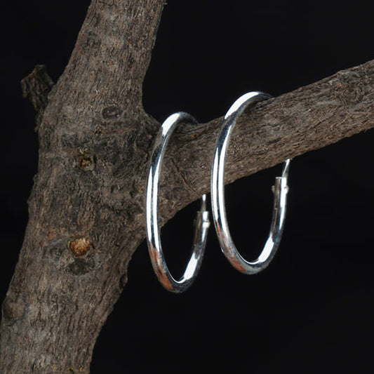 CLASSIC 925 STERLING SILVER HOOPS, DESIGNED FOR EVERYDAY ELEGANCE AND VERSATILITY.