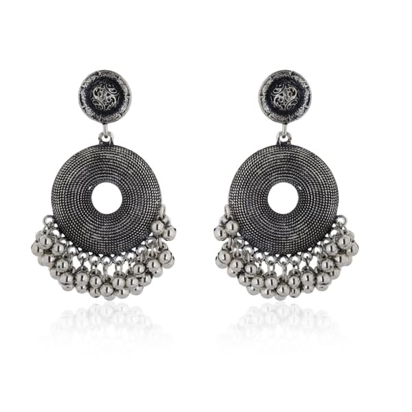 ELEGANT OXIDIZED EARRINGS WITH A VINTAGE FINISH, OFFERING A TIMELESS AND SOPHISTICATED TOUCH TO ANY LOOK.