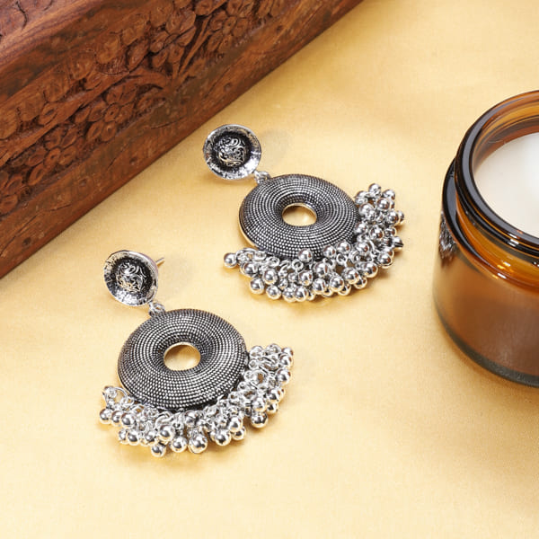 ELEGANT OXIDIZED EARRINGS WITH A VINTAGE FINISH, OFFERING A TIMELESS AND SOPHISTICATED TOUCH TO ANY LOOK.