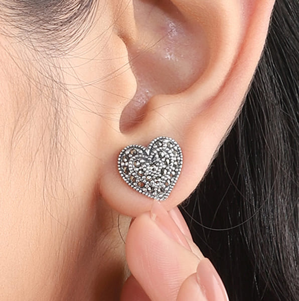 925 SILVER EARRINGS IN A HEART SHAPE, COMBINING ELEGANCE WITH A TIMELESS DESIGN.