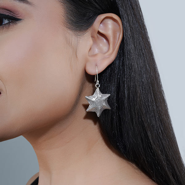 CHARMING 925 STERLING SILVER EARRINGS WITH A STAR-SHAPED DESIGN, ADDING A TOUCH OF CELESTIAL ELEGANCE