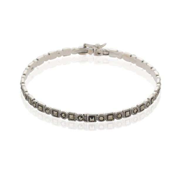 "Stylish 925 silver bracelet with intricate designs, ideal for everyday elegance."
