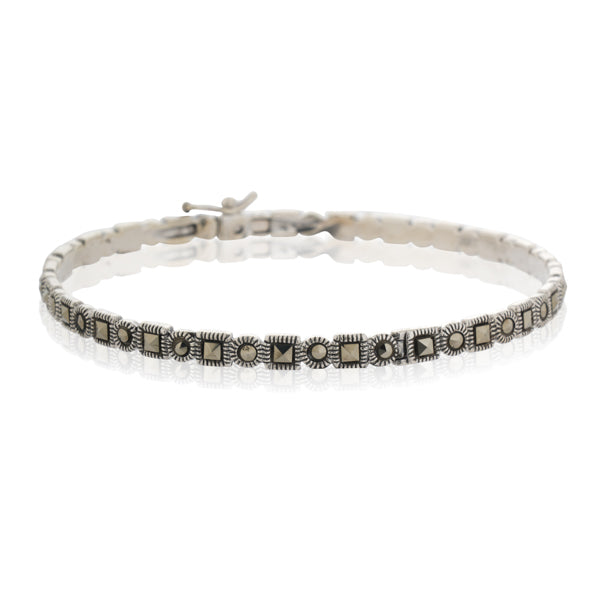 "Stylish 925 silver bracelet with intricate designs, ideal for everyday elegance."
