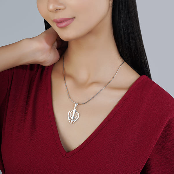 925 SILVER PENDANT WITH KHALSHA DESIGN, SHOWCASING INTRICATE CRAFTSMANSHIP AND CULTURAL SIGNIFICANCE.