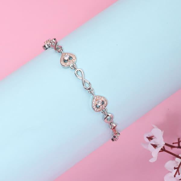 DELICATE 925 SILVER CHAIN BRACELET ADORNED WITH A CHARMING HEART DESIGN.