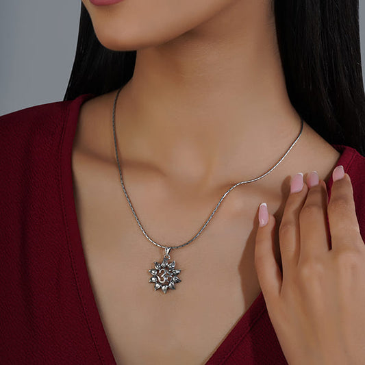 INTRICATELY CRAFTED 925 SILVER PENDANT FEATURING A BEAUTIFUL OM DESIGN. THIS ELEGANT PIECE SYMBOLIZES PEACE AND SPIRITUALITY.