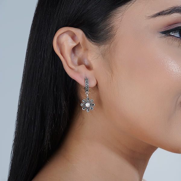 ELEGANT 925 SILVER HOOPS WITH A POLISHED FINISH, OFFERING A TIMELESS AND VERSATILE ACCESSORY FOR ANY OCCASION."