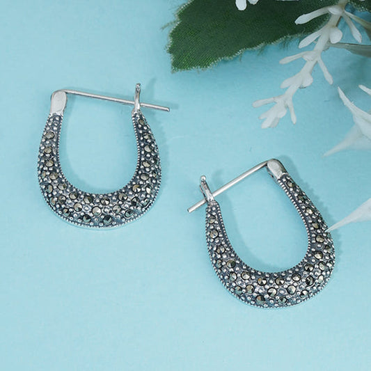 ELEGANT 925 SILVER HOOPS CRAFTED WITH A SLEEK AND TIMELESS DESIGN. THESE VERSATILE HOOPS ADD A TOUCH OF SOPHISTICATION TO ANY LOOK."