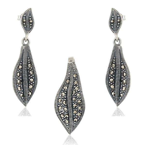 ELEGANT 925 STERLING SILVER PENDANT AND EARRINGS SET WITH A DELICATE LEAF DESIGN, BRINGING A NATURAL CHARM.