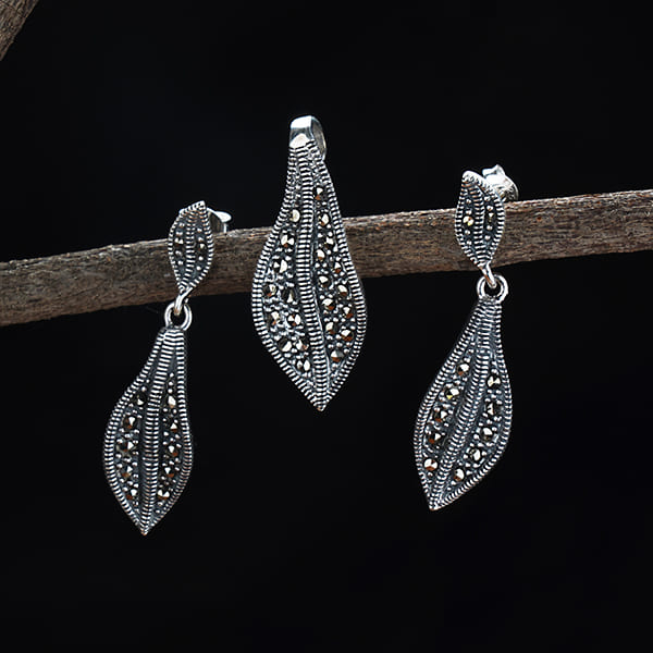 ELEGANT 925 STERLING SILVER PENDANT AND EARRINGS SET WITH A DELICATE LEAF DESIGN, BRINGING A NATURAL CHARM.