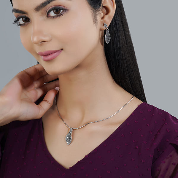 ELEGANT 925 STERLING SILVER PENDANT AND EARRINGS SET WITH A DELICATE LEAF DESIGN, BRINGING A NATURAL CHARM.