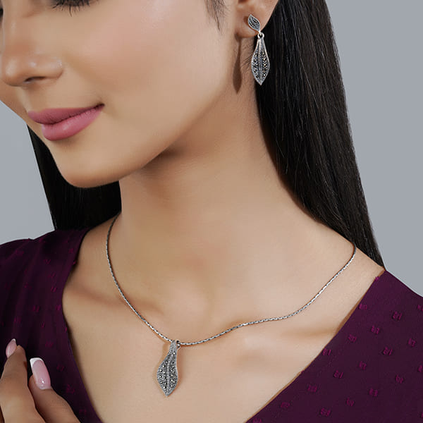 ELEGANT 925 STERLING SILVER PENDANT AND EARRINGS SET WITH A DELICATE LEAF DESIGN, BRINGING A NATURAL CHARM.