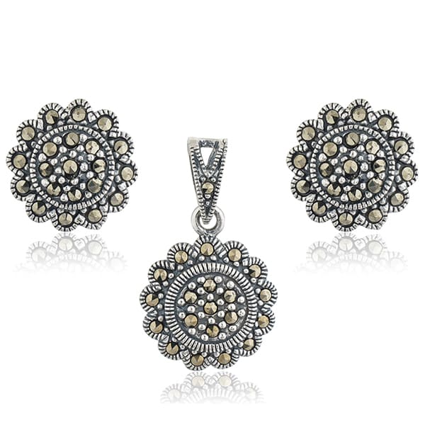 GRACEFUL 925 STERLING SILVER PENDANT SET WITH EARRINGS, FEATURING AN INTRICATE FLORAL DESIGN FOR A TOUCH OF CLASSIC ELEGANCE.