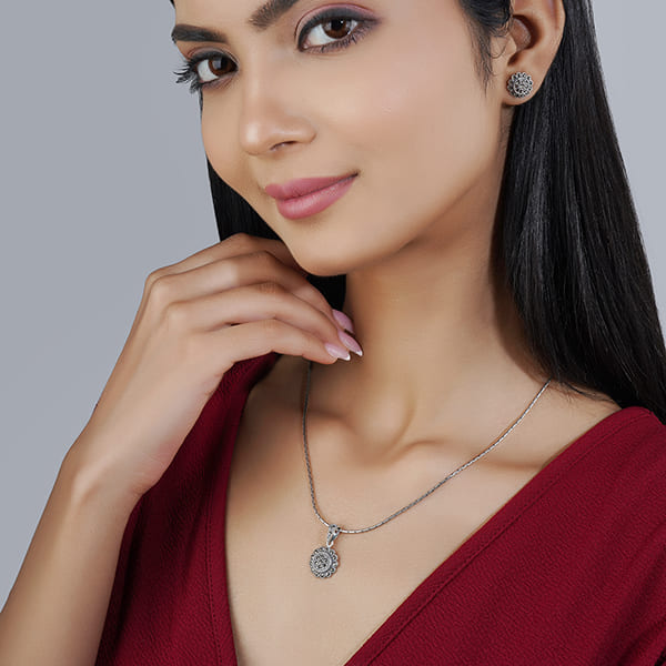 GRACEFUL 925 STERLING SILVER PENDANT SET WITH EARRINGS, FEATURING AN INTRICATE FLORAL DESIGN FOR A TOUCH OF CLASSIC ELEGANCE.