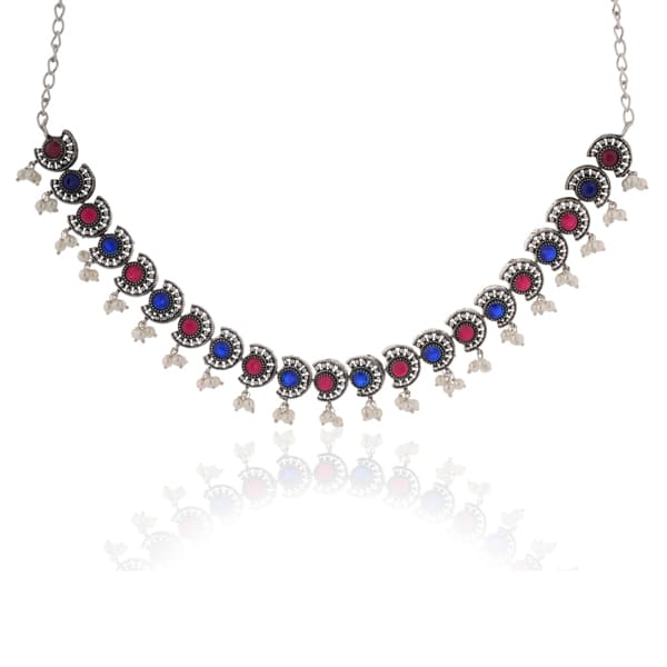 OXIDIZED NECKLACE SET ADORNED WITH MULTICOLORED STONES AND SMALL PEARLS, OFFERING A VIBRANT AND TIMELESS APPEAL.