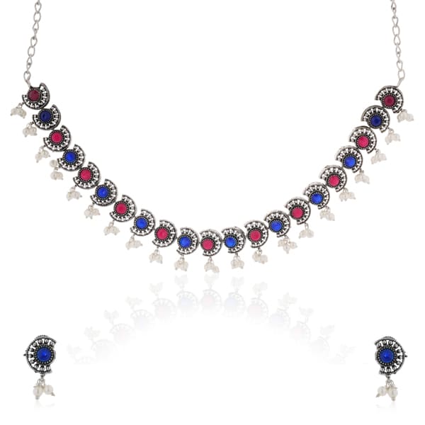 OXIDIZED NECKLACE SET ADORNED WITH MULTICOLORED STONES AND SMALL PEARLS, OFFERING A VIBRANT AND TIMELESS APPEAL.