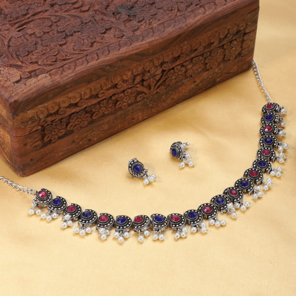 OXIDIZED NECKLACE SET ADORNED WITH MULTICOLORED STONES AND SMALL PEARLS, OFFERING A VIBRANT AND TIMELESS APPEAL.