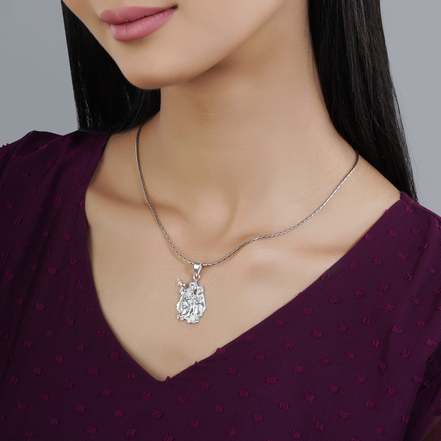 925 SILVER PENDANT FEATURING A DETAILED RADHA KRISHNA DESIGN. THIS DIVINE PIECE CAPTURES THE ESSENCE OF SPIRITUALITY AND ELEGANCE