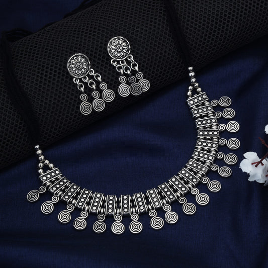 ELEGANT OXIDIZED NECKLACE SET WITH INTRICATE DETAILING, PERFECT FOR ADDING A VINTAGE TOUCH TO ANY OUTFIT.