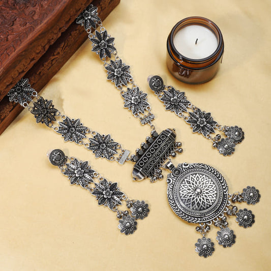 BEAUTIFULLY CRAFTED OXIDIZED LONG NECKLACE SET FEATURING AN INTRICATE FLORAL DESIGN. THIS ELEGANT PIECE ADDS A TOUCH OF CLASSIC CHARM TO ANY ENSEMBLE.