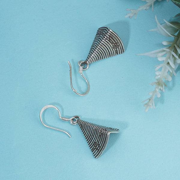 Sleek 925 silver dangler earrings with modern design, perfect for a beautiful festive look.
