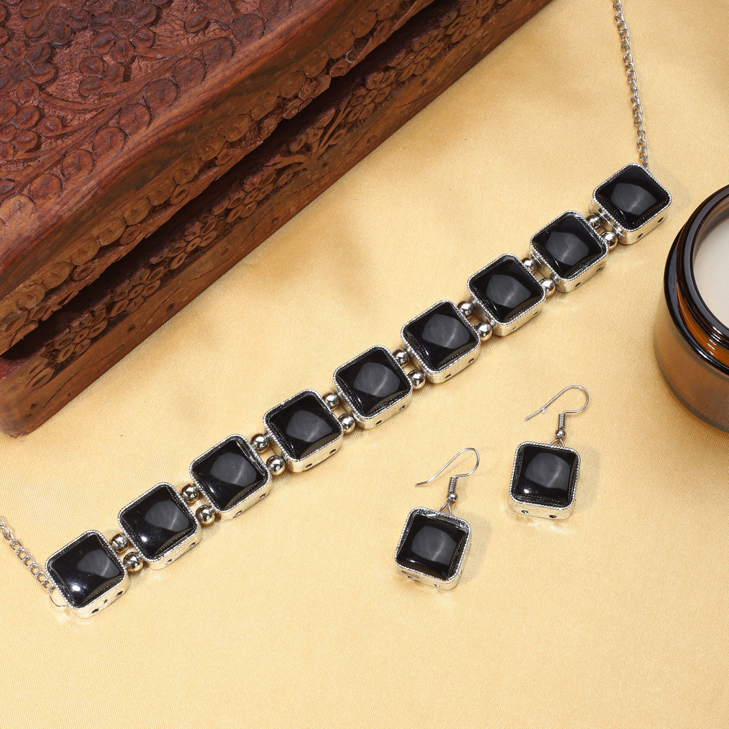 ELEGANT NECKLACE SET STUDDED WITH BLACK STONES, PAIRED WITH MATCHING EARRINGS.