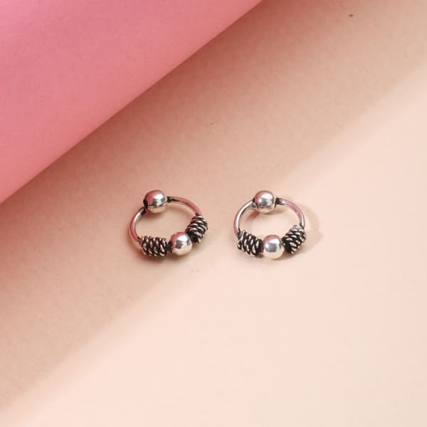 DELICATE SMALL RING DESIGN 925 SILVER EARRINGS THAT OFFER A SUBTLE YET STYLISH TOUCH.