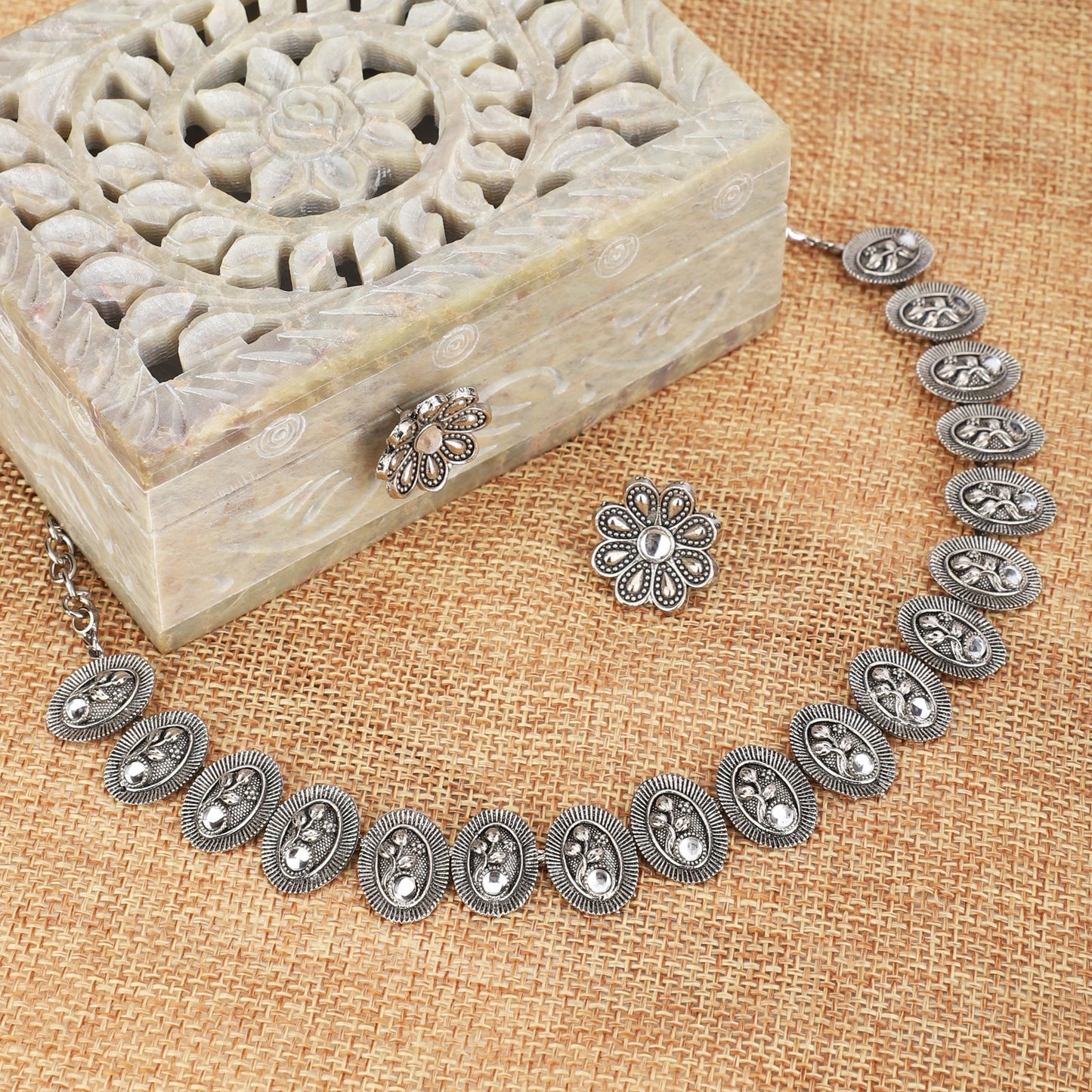 OXIDIZED SHORT NECKLACE SET WITH A CONTEMPORARY DESIGN. THE SET OFFERS A CHIC AND MODERN TOUCH.