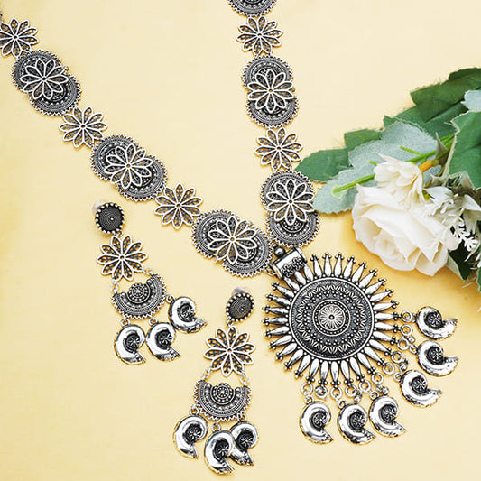 BEAUTIFULLY CRAFTED OXIDIZED LONG NECKLACE SET FEATURING AN INTRICATE FLORAL DESIGN. THIS ELEGANT PIECE ADDS A TOUCH OF CLASSIC CHARM TO ANY ENSEMBLE.