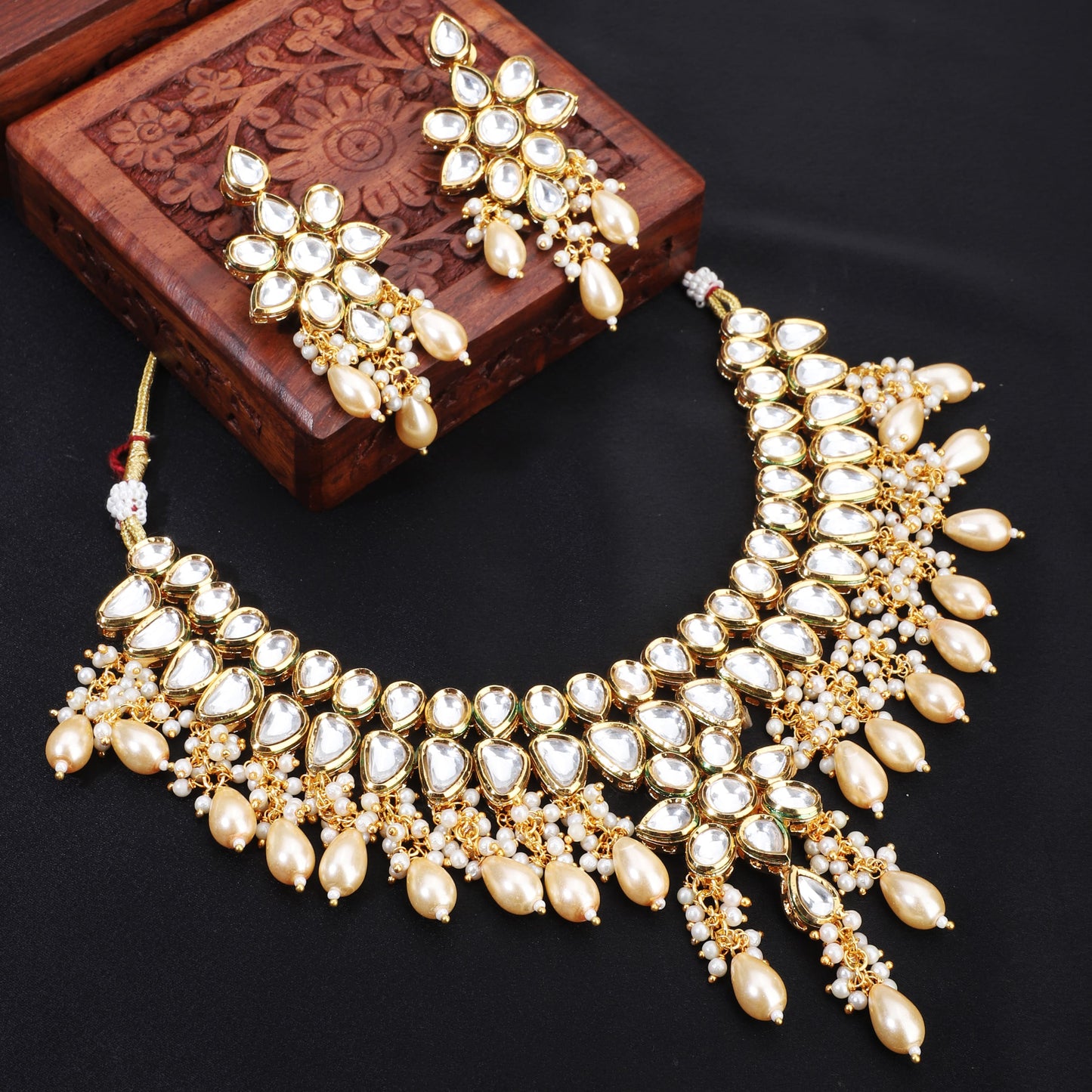 THIS STUNNING KUNDAN NECKLACE SET, FEATURING EXQUISITE CRAFTSMANSHIP AND INTRICATELY EMBEDDED PEARLS.