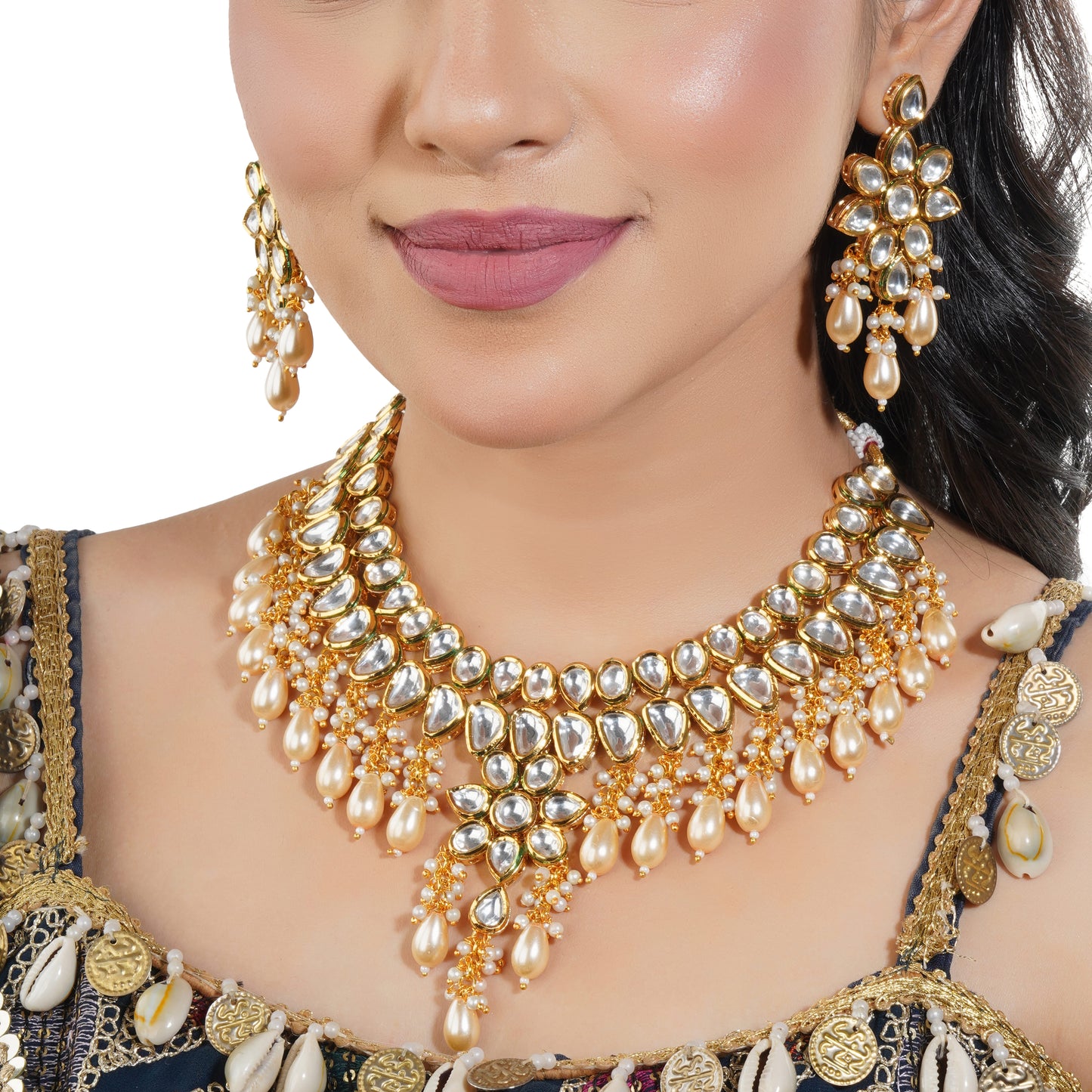 THIS STUNNING KUNDAN NECKLACE SET, FEATURING EXQUISITE CRAFTSMANSHIP AND INTRICATELY EMBEDDED PEARLS.