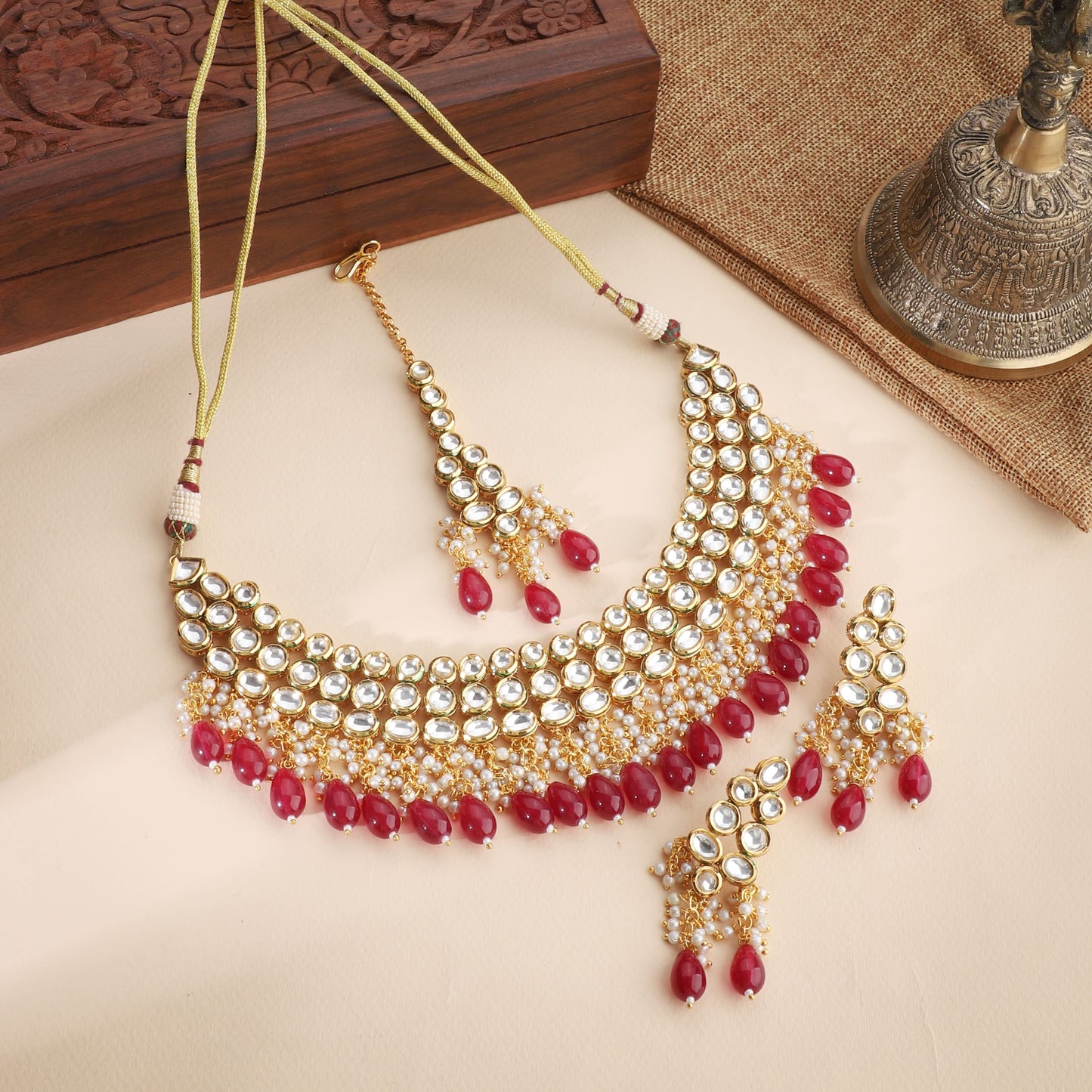 THIS STUNNING KUNDAN NECKLACE SET, FEATURING EXQUISITE CRAFTSMANSHIP AND INTRICATELY EMBEDDED PEARLS.