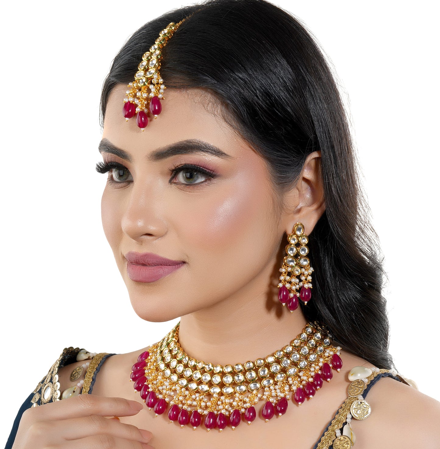 THIS STUNNING KUNDAN NECKLACE SET, FEATURING EXQUISITE CRAFTSMANSHIP AND INTRICATELY EMBEDDED PEARLS.