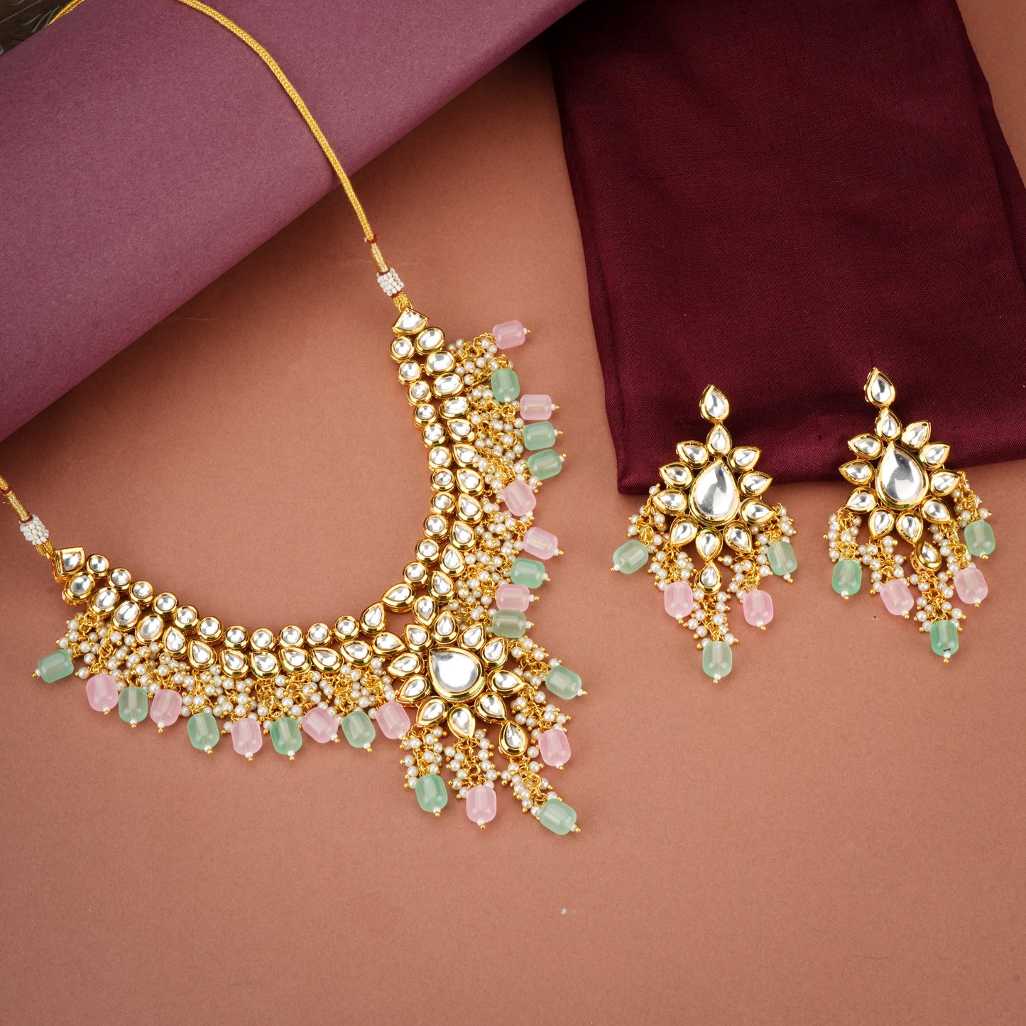 THIS STUNNING KUNDAN NECKLACE SET, FEATURING EXQUISITE CRAFTSMANSHIP AND INTRICATELY EMBEDDED PEARLS.