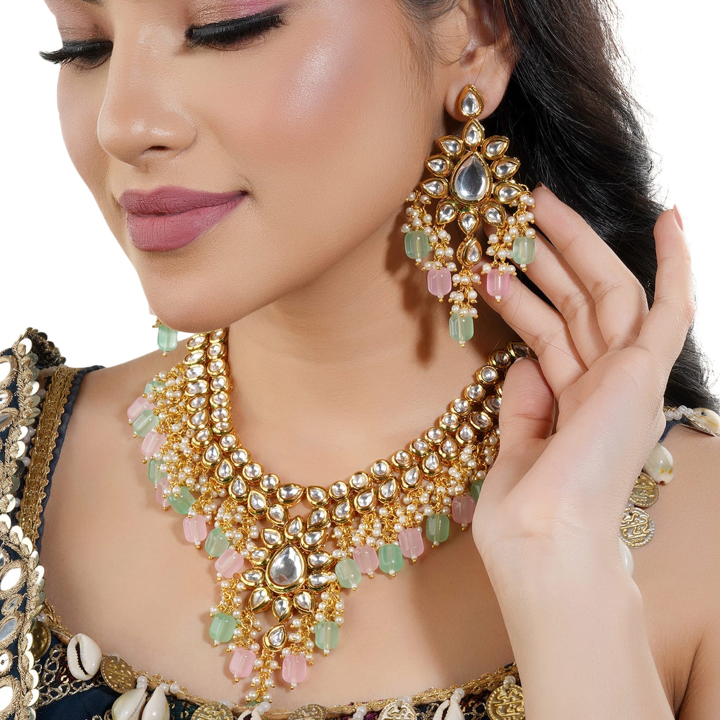 THIS STUNNING KUNDAN NECKLACE SET, FEATURING EXQUISITE CRAFTSMANSHIP AND INTRICATELY EMBEDDED PEARLS.