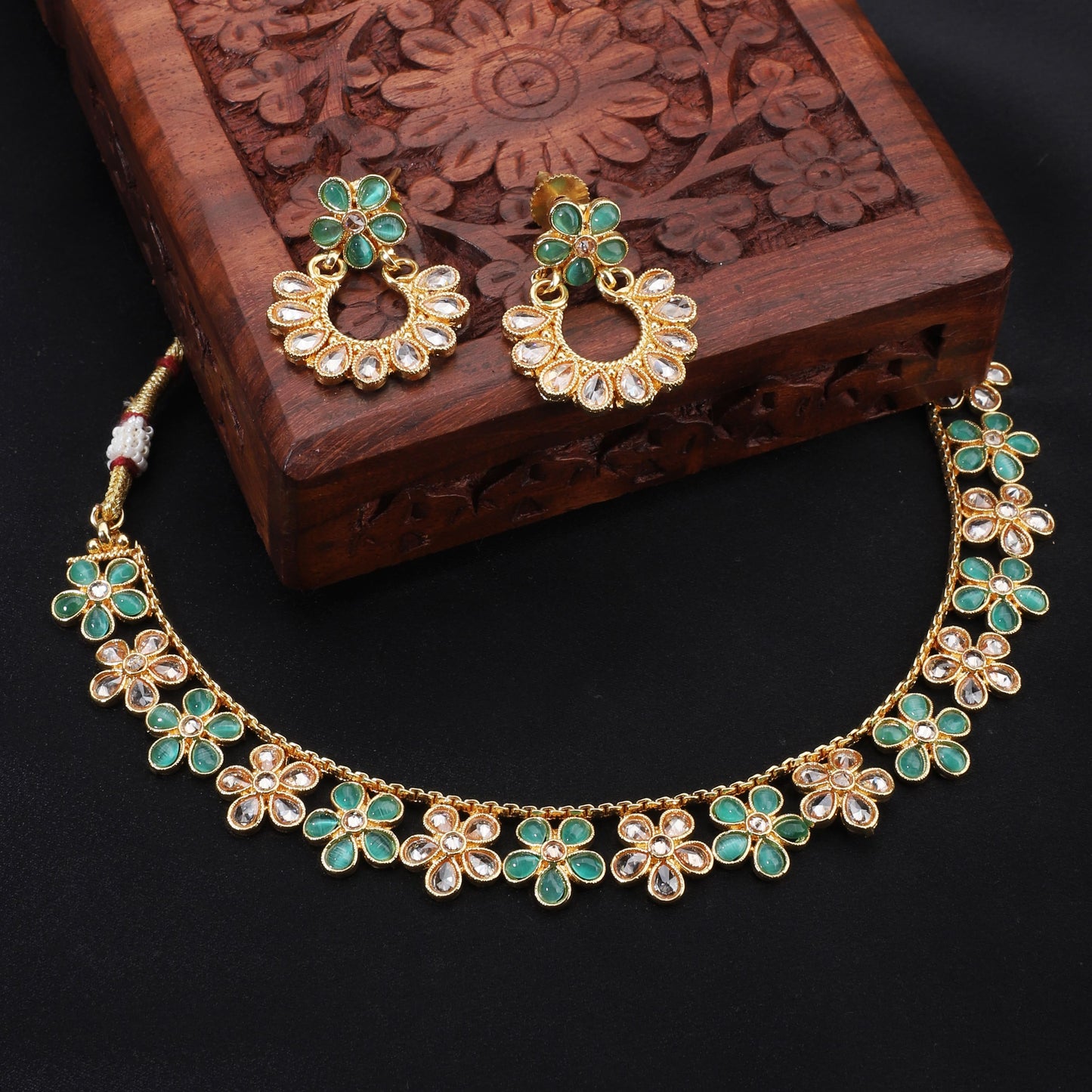 GREEN AND GOLDEN KUNDAN-STUDDED NECKLACE SET SHOWCASES A BEAUTIFUL  KUNDAN WORK.