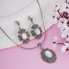 Elegant 925 silver pendant set with lustrous pearls and matching earrings for a sophisticated look.
