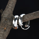 Delicate 925 silver hoop earrings with a small ring design, adding subtle style to any outfit.
