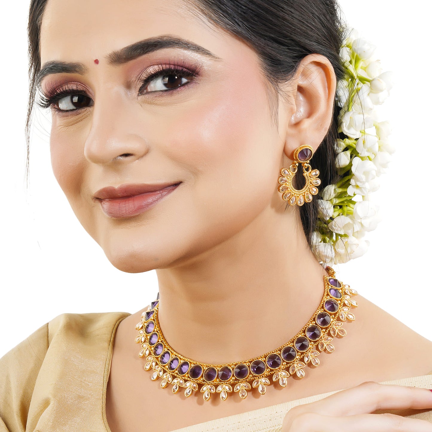 A PURPLE-COLORED KUNDAN-STUDDED NECKLACE SET FEATURES RICH PURPLE STONES PAIRED WITH INTRICATE KUNDAN WORK.