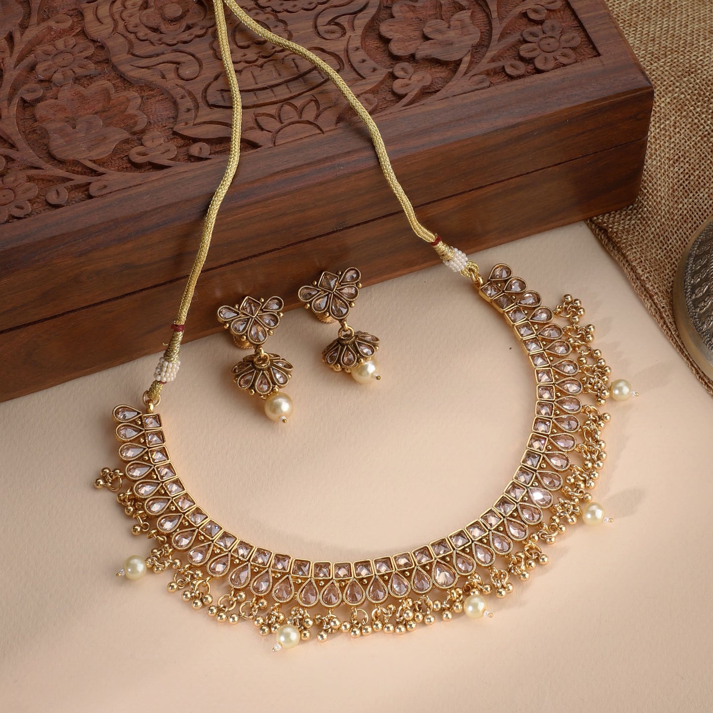 ELEGANT SHORT NECKLACE SET STUDDED WITH KUNDAN STONES, ADDING A TOUCH OF TRADITIONAL CHARM.