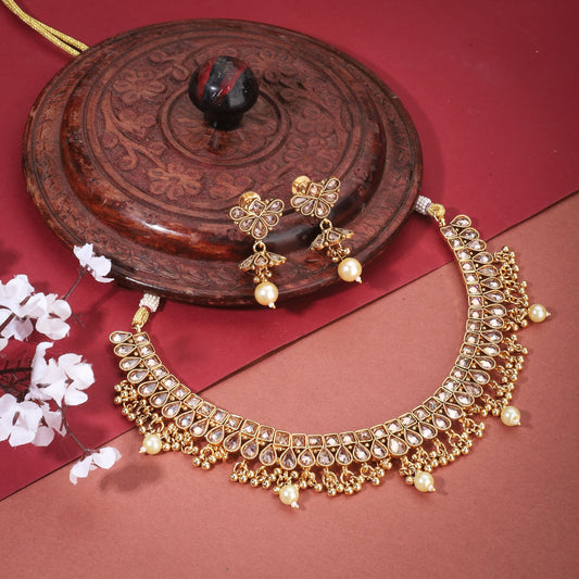 ELEGANT SHORT NECKLACE SET STUDDED WITH KUNDAN STONES, ADDING A TOUCH OF TRADITIONAL CHARM.