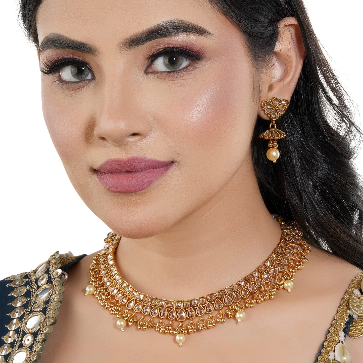 ELEGANT SHORT NECKLACE SET STUDDED WITH KUNDAN STONES, ADDING A TOUCH OF TRADITIONAL CHARM.