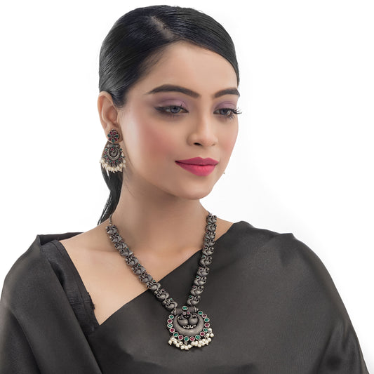 BEAUTIFULLY CRAFTED OXIDIZED NECKLACE SET FEATURING AN INTRICATE PEACOCK DESIGN.