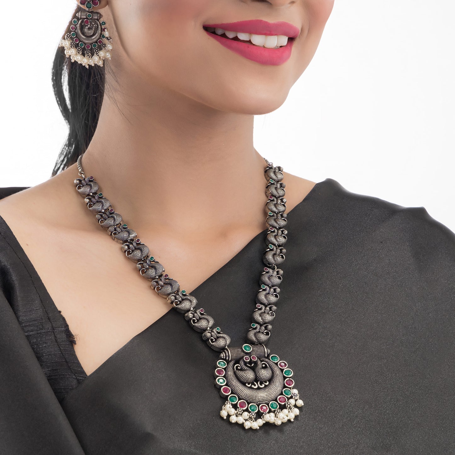 BEAUTIFULLY CRAFTED OXIDIZED NECKLACE SET FEATURING AN INTRICATE PEACOCK DESIGN.