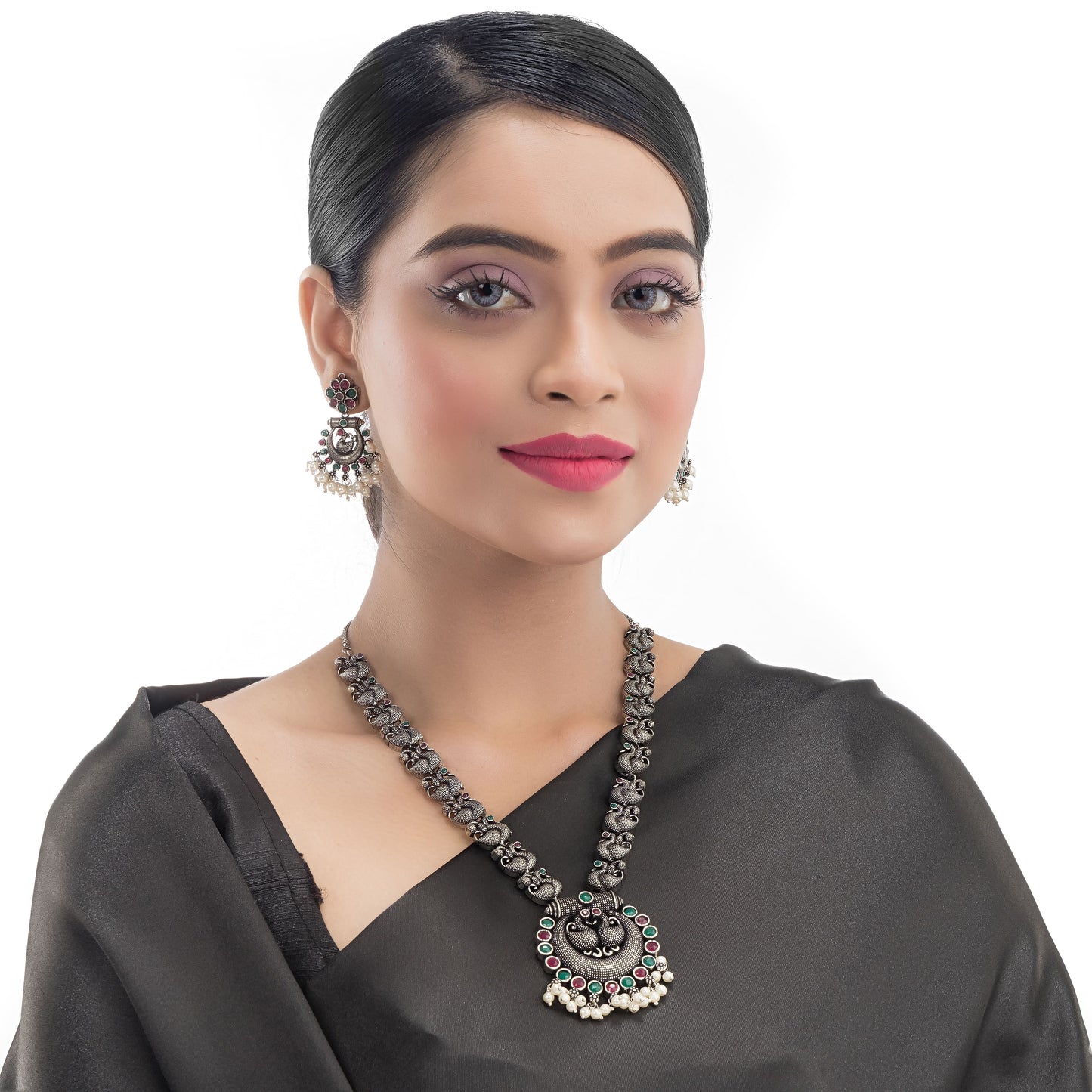 BEAUTIFULLY CRAFTED OXIDIZED NECKLACE SET FEATURING AN INTRICATE PEACOCK DESIGN.