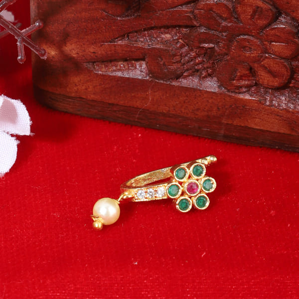 KUNDAN-STUDDED GOLDTONE NOSEPIN FEATURES INTRICATE KUNDAN WORK SET IN A GOLDTONE FINISH.