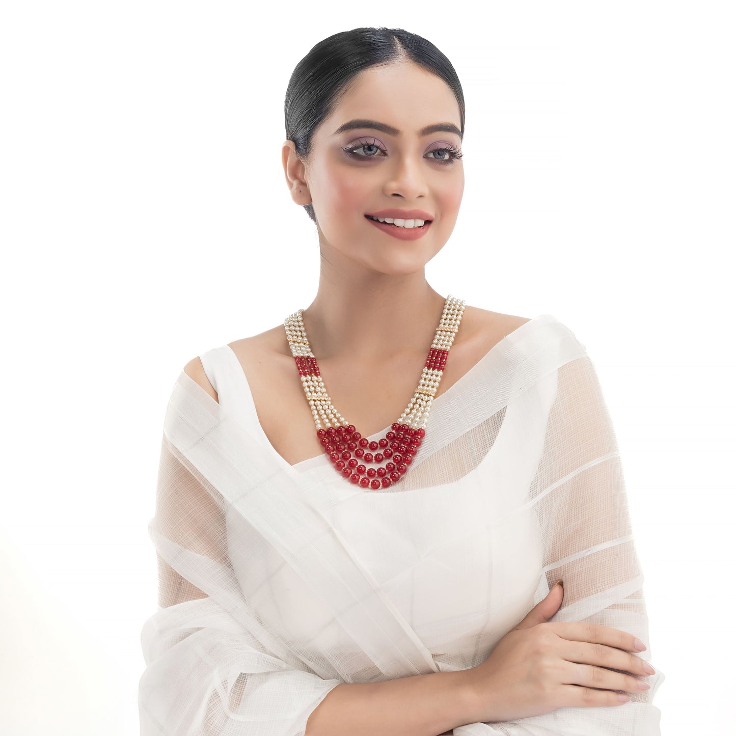 STUNNING LONG NECKLACE SET STUDDED WITH WHITE AND RED PEARLS, OFFERING A VIBRANT AND ELEGANT TOUCH.