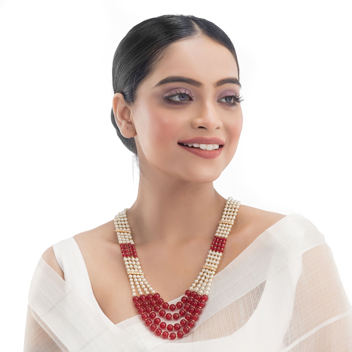 STUNNING LONG NECKLACE SET STUDDED WITH WHITE AND RED PEARLS, OFFERING A VIBRANT AND ELEGANT TOUCH.