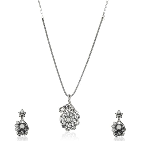 ELEGANT OXIDIZED NECKLACE SET WITH INTRICATE DETAILING, ADDING A VINTAGE CHARM TO ANY ENSEMBLE