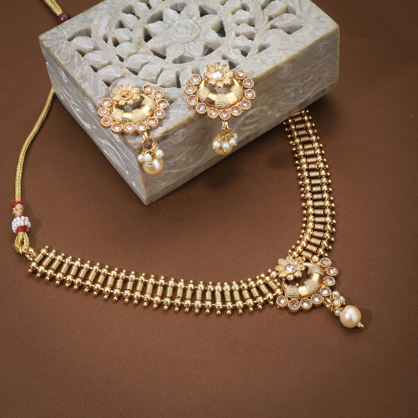 CLASSIC GOLD-TONE NECKLACE SET THAT ADDS A TOUCH OF ELEGANCE TO ANY OUTFIT